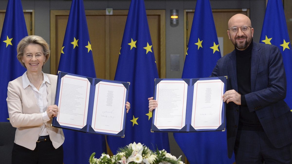 Představitelé EU podepsali dohodu o vztazích s Británií